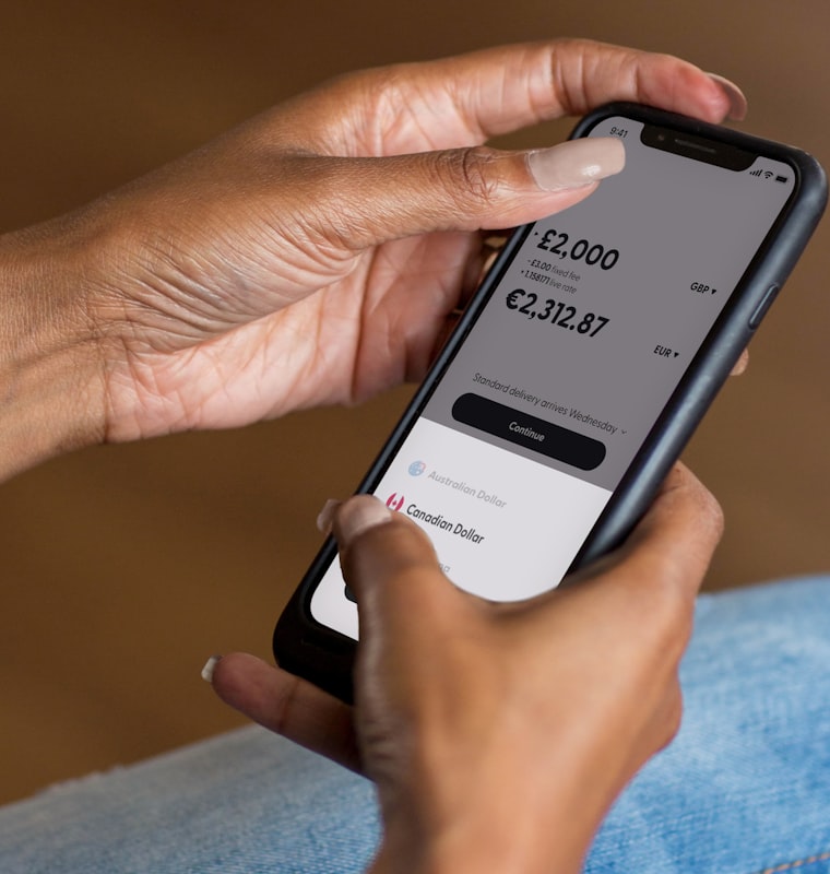 Une cliente envoie de l'argent depuis son téléphone